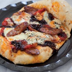 Pizza with blue cheese, chorizo and caramelised onion