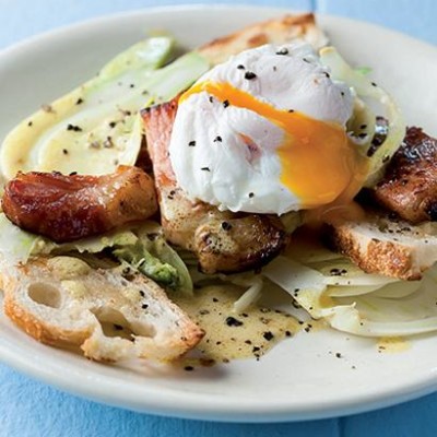 Poached egg and gammon salad