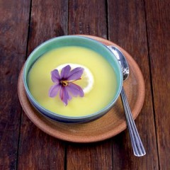 Potato and onion soup with saffron