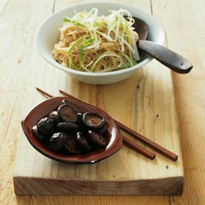 Rice noodles with chicken wings and braised shiitake mushrooms