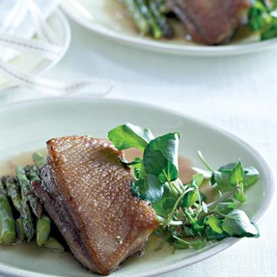 Roast asparagus and duck breasts with lemon sauce