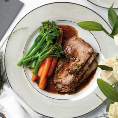 Roast beef with salad and vegetables