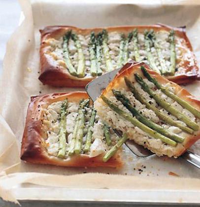 Roasted asparagus and Chevin tarts recipe | Woolworths TASTE