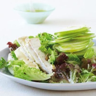 Salad of organic green leaves, apple, pistachios and organic Brie with apple vinaigrette