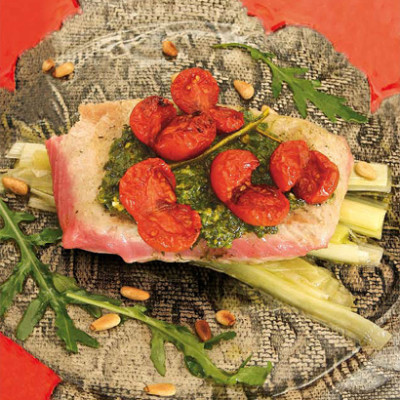 Seared tuna with sweet vine tomatoes and basil pesto