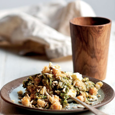 Spinach quinoa with chickpeas, seeds and feta