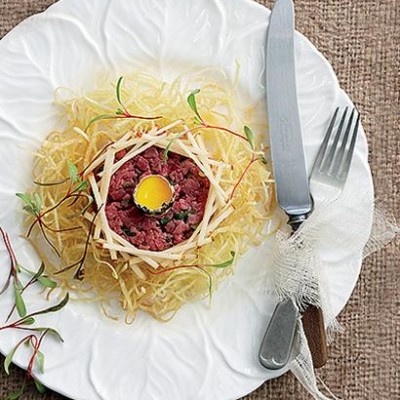Steak tartare with shoestring potatoes