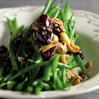 Steamed green beans and garlicky olives