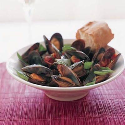 Steamed mussels in pesto flavoured broth