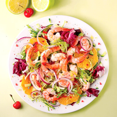 Steamed prawns and orange salad with a creamy dressing