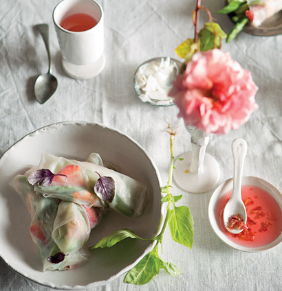 Strawberry and prawn crystal rolls with chilli-pomegranate and coconut dipping sauces | Woolworths T