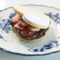Strawberry & chocolate biscuit