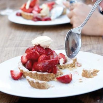 Strawberry-shortbread tartlets with mascarpone