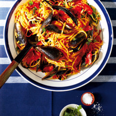 Toasted linguine with tomato, chorizo and mussels