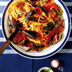 Toasted linguine with tomato, chorizo and mussels