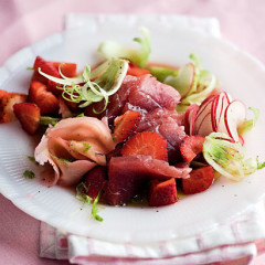 Tuna sashimi and strawberry salad