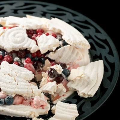 Vanilla meringue with fresh berries and frozen yoghurt