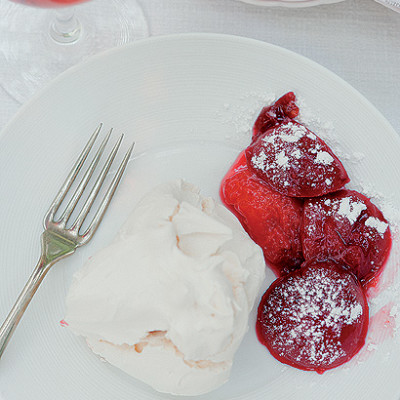 Vanilla meringues with plum sauce