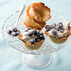 Vanilla pastry cups with mascarpone and blueberries