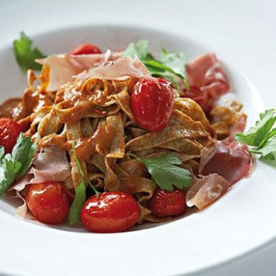 Wholewheat pasta, ham and grilled tomato salad