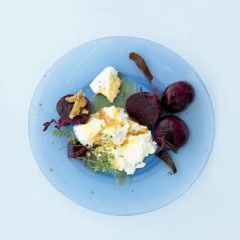 Yoghurt-and-thyme cheese with organic beetroot and thyme honey