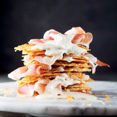 Grana Padano-crisp tower with Parma ham and white chocolate drizzle