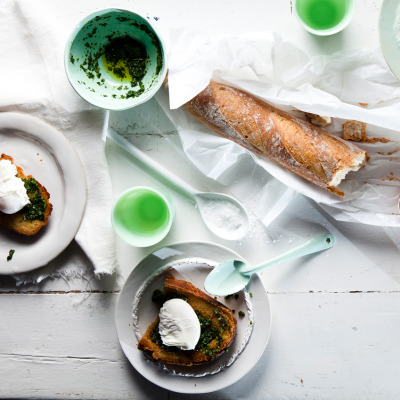Poached eggs with panfried bread and pesto