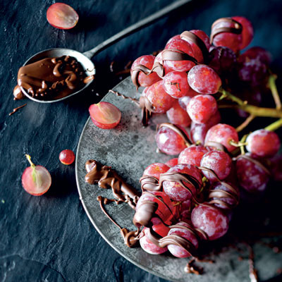 Frozen-grapes-with-dark-chocolate