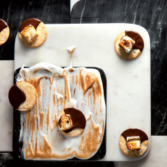 Charcoal-caramelised s’mores