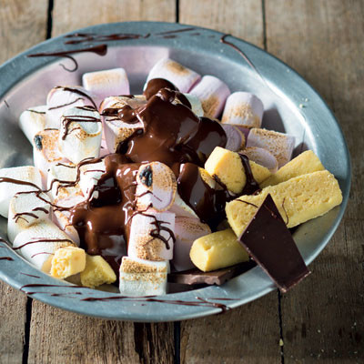 Chocolate-drizzled marshmallows with shortbread