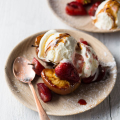 Roast apples and strawberries with ice cream
