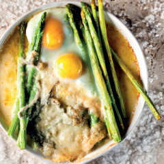 Asparagus and blue cheese bake with egg