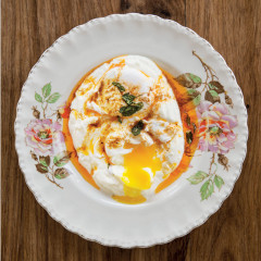 Cilbir (Poached eggs with garlic yoghurt)