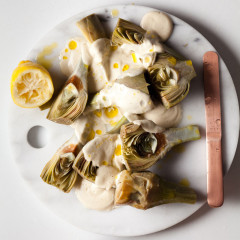 Steamed artichokes with onion cream sauce