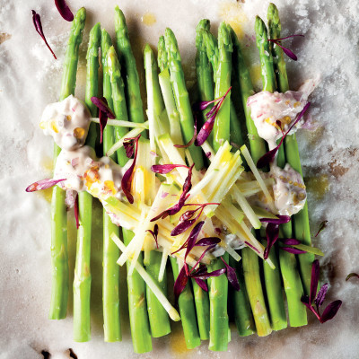 Asparagus with tartare sauce and apple