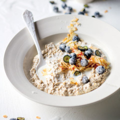 Buttermilk-soaked oats with berries