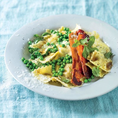 Spinach-and-ricotta with ravioli, bacon and peas