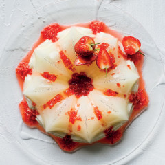 Buttermilk jelly with sticky strawberries