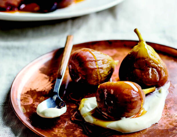 Honeyed figs with sour cream