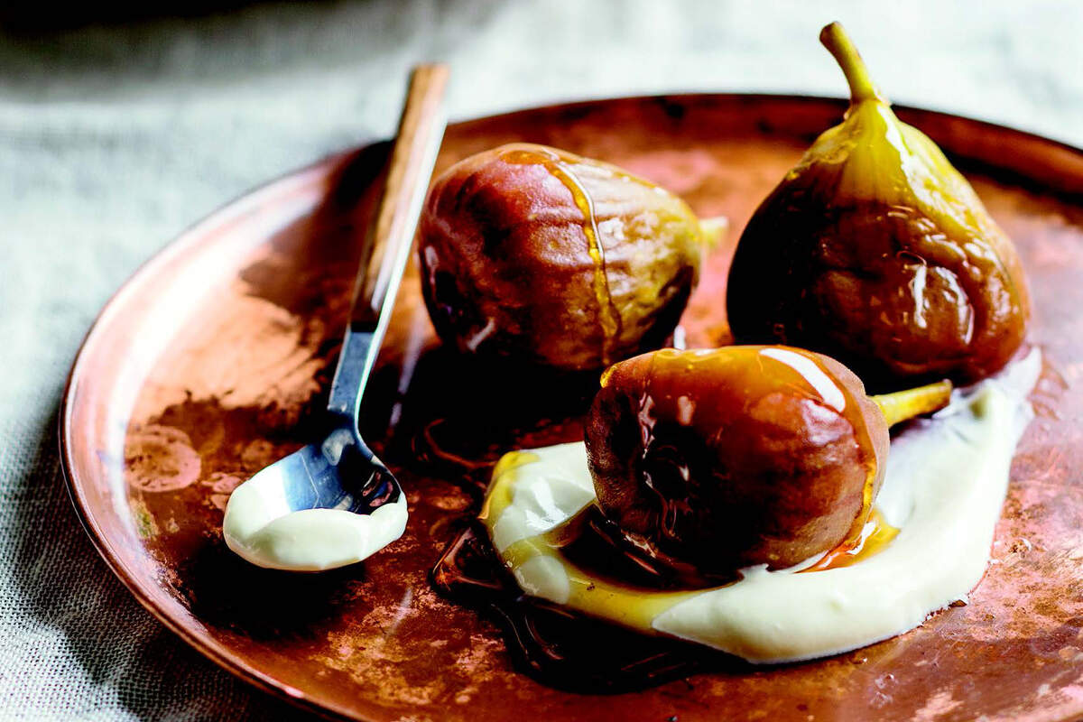 Honeyed figs with sour cream