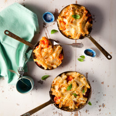Mac and cheese with tomato and prawns