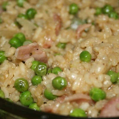 Bacon, onion and pea risotto oven-baked