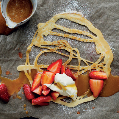 Lacy pancakes with toffee-fudge sauce and strawberries