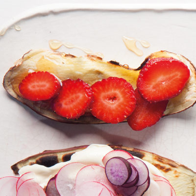 sweet-potato-toast-with-maple-syrup-and-strawberries