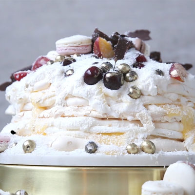 WATCH: <em></noscript>The</em> pavlova cake to give your Christmas menu serious <em>wow</em> factor