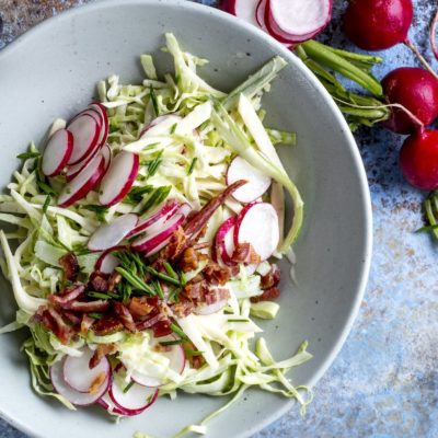 Crunchy vegetable salad with crumbled crispy bacon