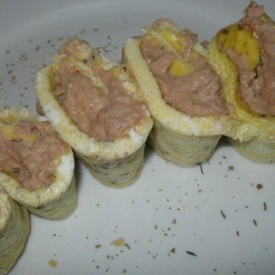 Egg roll-ups with tuna