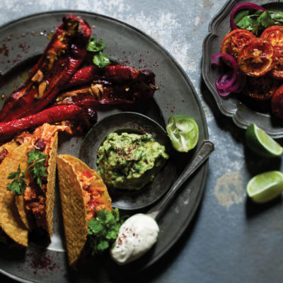 Tacos with spicy chicken con carne