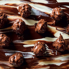 Crunchy hazelnut chocolate pralines