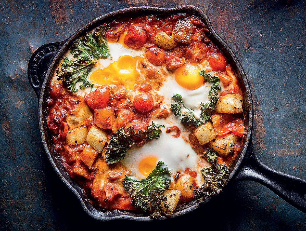 Spicy fried potato shakshuka with naan bread